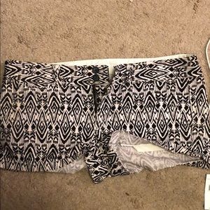 Black and white American Eagle shorts